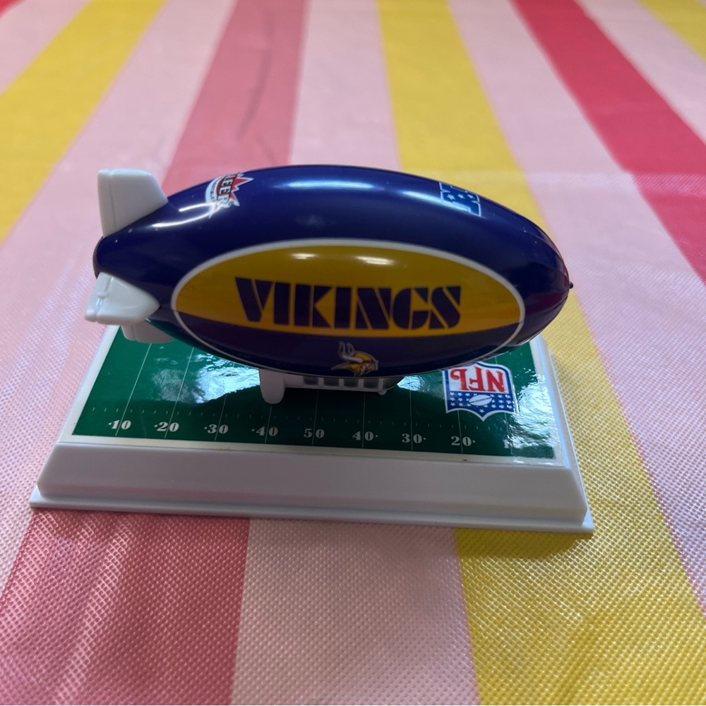 2005 Fleer Collectibles LLC NFL Minnesota Vikings Blimp 3.5”X2”